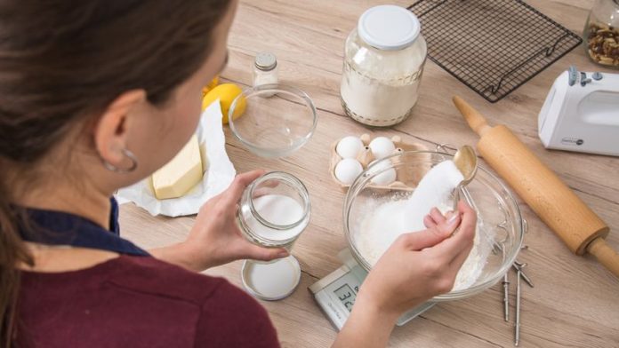 Etwas weniger Zucker geht beim Plätzchen backen gut.