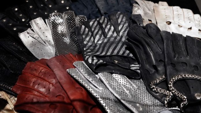 Auch seine berühmten Handschuhe werden versteigert