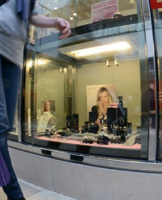 Kunden geben mehr für Schmuck und Uhren aus