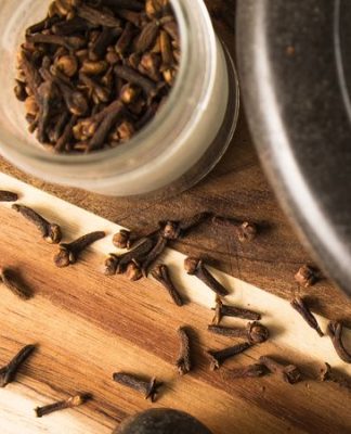 Gute Gewürznelken schwimmen im Wasserbad oben