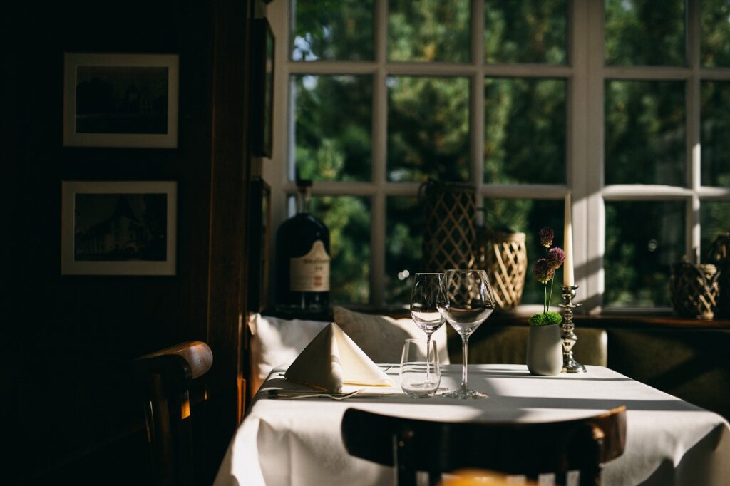 Das Rheingau Gourmet & Wein Festival unterstützt Ukraine-Flüchtlinge aus dem Erlös der Veranstaltung mit Alexander Wulf im Kronenschlösschen 2 Kronenschloesschen 1 Janes Magazin