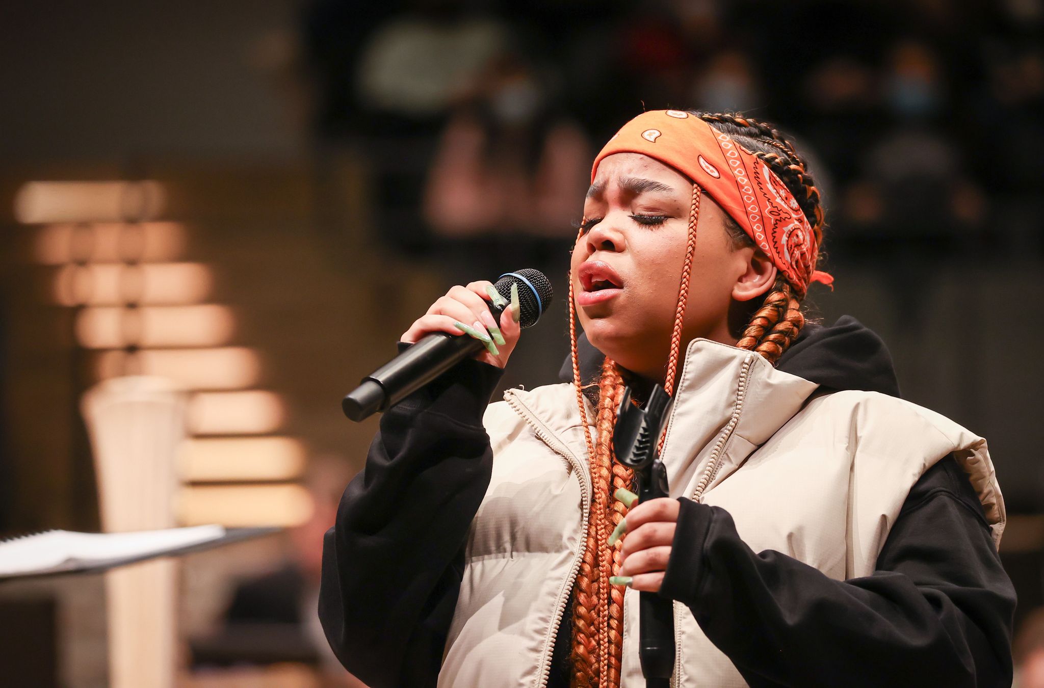 Zoe Wees singt an ihrer alten Schule für den Frieden