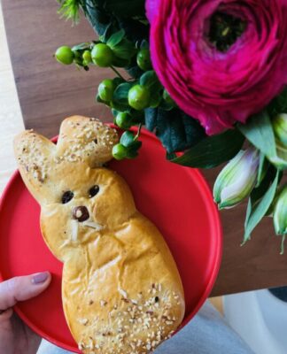 Foto des Tages: Osterhasen Snack mit Ranunkeln