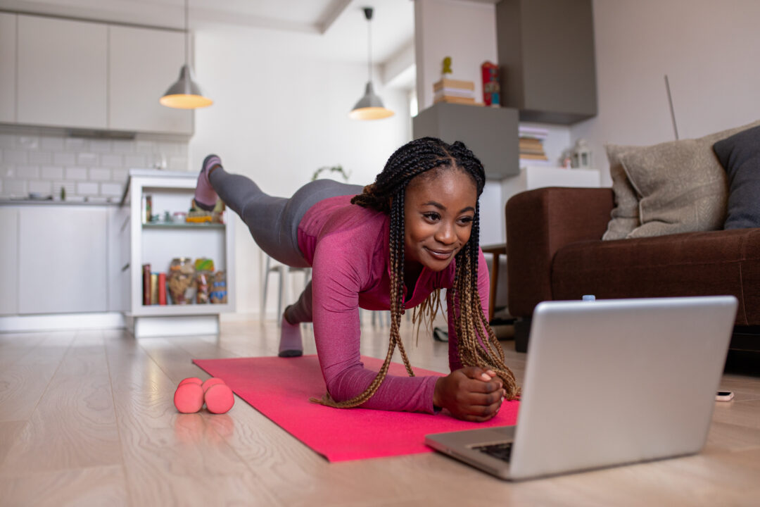 8 geniale Fitness-Tipps für zwischendurch. Heute ist Work-Life-Blending angesagt! Fitness zu Hause