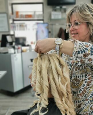 Die besten Tricks für verführerische Locken erklärt Star-Friseurin Dilek Ayhan