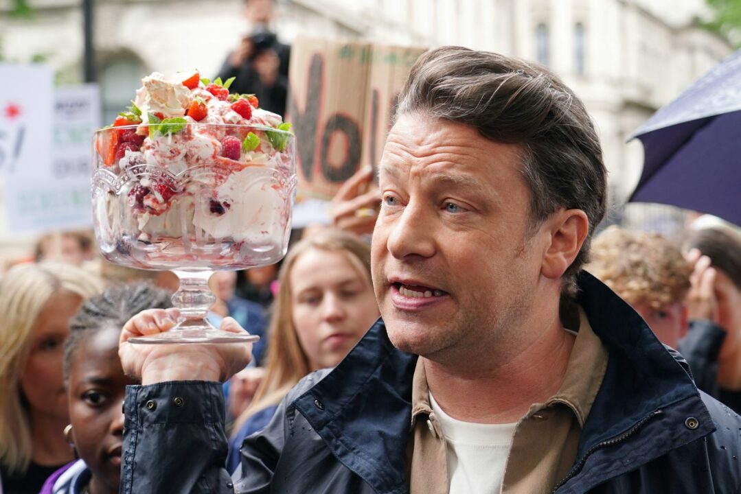 Jamie Oliver demonstriert vor Regierungssitz