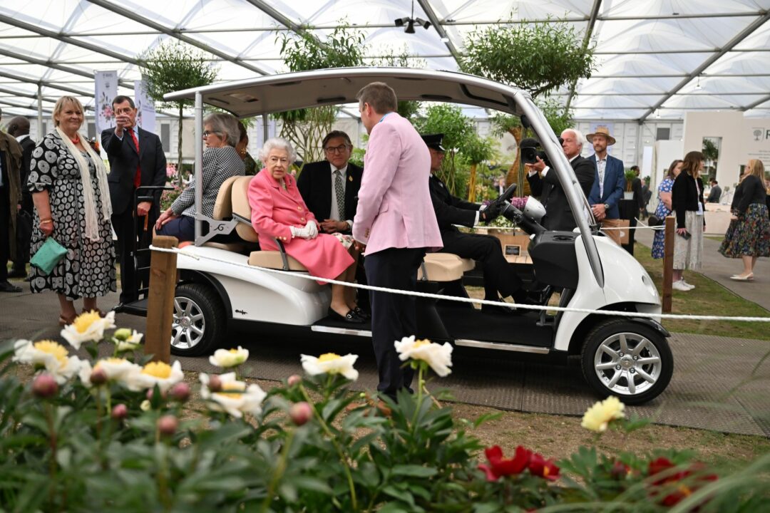 Queen besucht Londoner Blumenschau auf Golf-Buggy