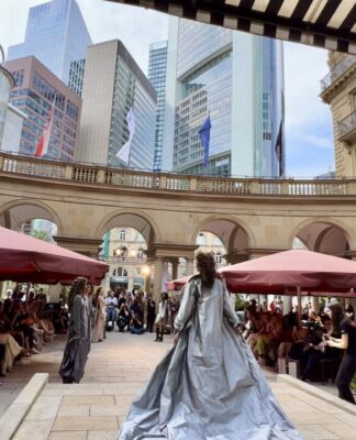 Heroische Show – Anja Gockel ist die Mode-Göttin der Fashion Week mit „Weltgewand(t)“