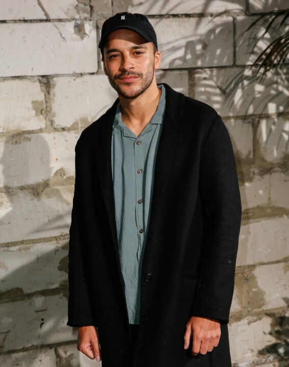 Kostja Ullmann spart Energie: Sitze rum und tue nichts