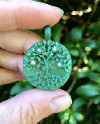 Hangefertigter figürlicher Schmuck, Wachs macht es möglich.