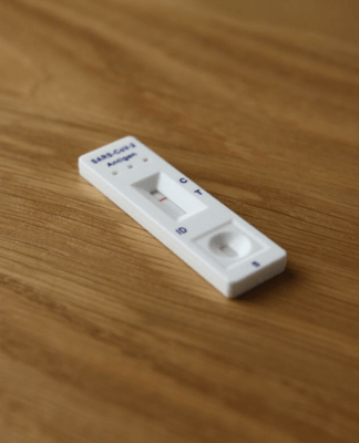 Unwirksame Kündigung des Arbeitsverhältnisses nach Vorlage eines Dr.Ansay-Coronatestzertifikats