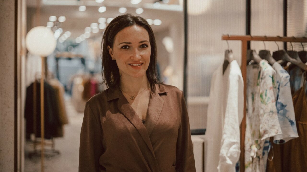 <strong>Darf man schlau, sexy oder schlau und sexy gleichzeitig sein? Beides ist erlaubt!</strong> Swetlana Posdnyschewa ist Stylistin, Image Maker und Visual Brander. Sie arbeitet hauptsächlich mit Dienstleistern, um deren Auftreten auf den Punkt zu bringen und somit die richtigen Kunden und Partner zu gewinnen