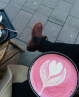 Foto des Tages: Superfood Latte mit Hafermilch in Frankfurt am Main