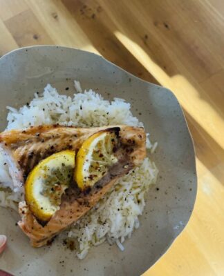 Foto des Tages: Healthy Lunch – Reis mit Ofenlachs und Zitrone