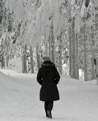 Bei einem Winterspaziergang Achtsamkeit zelebrieren