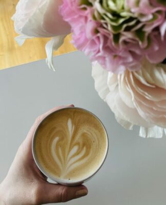 Foto des Tages: Specialty Coffee und Pfingstrosen gegen die Montags-Lethargie