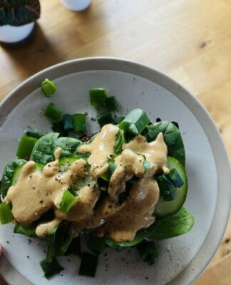 Foto des Tages: Gesunder Start in den Tag mit Sauerteigbrot, Spinat, Gurke & Hummus