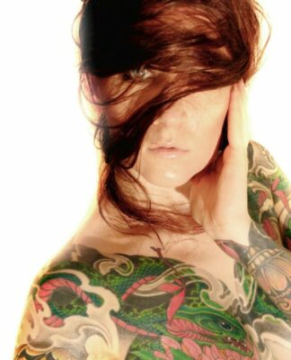 Tattoo-Model Jenni Mitkovic verlobt sich mit 27 Jahre älteren Freund