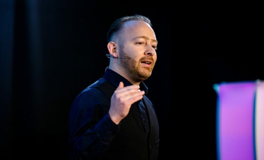<strong>Chancengleichheit durch Digitalisierung - Das Ende der Armut?</strong> 1 Chris Jon Graf, Experte für Marketing und Digitalisierung