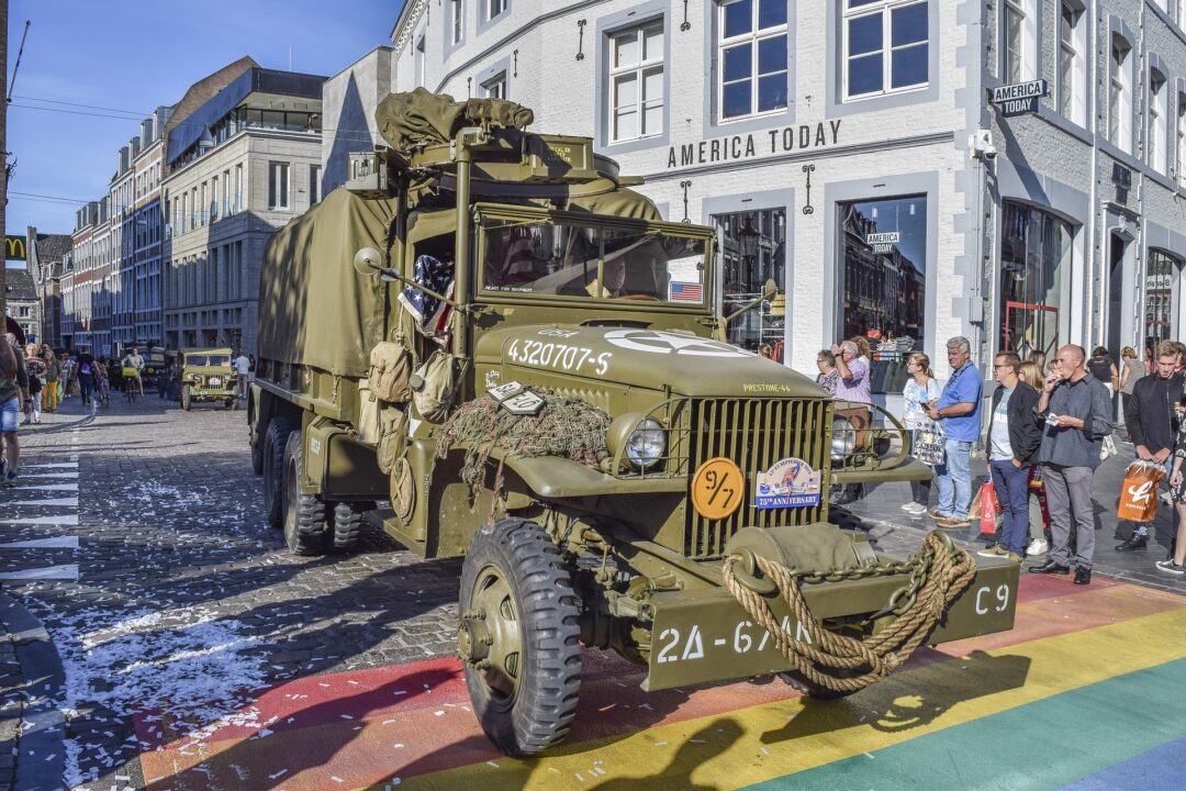 Rüstungshilfe der USA an die Verbündeten im Zweiten Weltkrieg – Doku von Wolfgang Schlauch – Helios-Verlag Wolfgang Schlauch (Bild von Hands off my tags! Michael Gaida auf Pixabay)