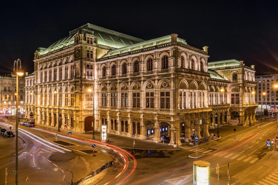 Vienna is calling: Reiseschutzexperten der LTA sind auf der Ferien-Messe Wien Staatsoper Wien Bild von Michael Kleinsasser auf Pixabay