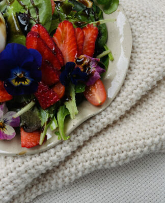 Foto des Tages: Wildkräuter Salat mit Erdbeeren