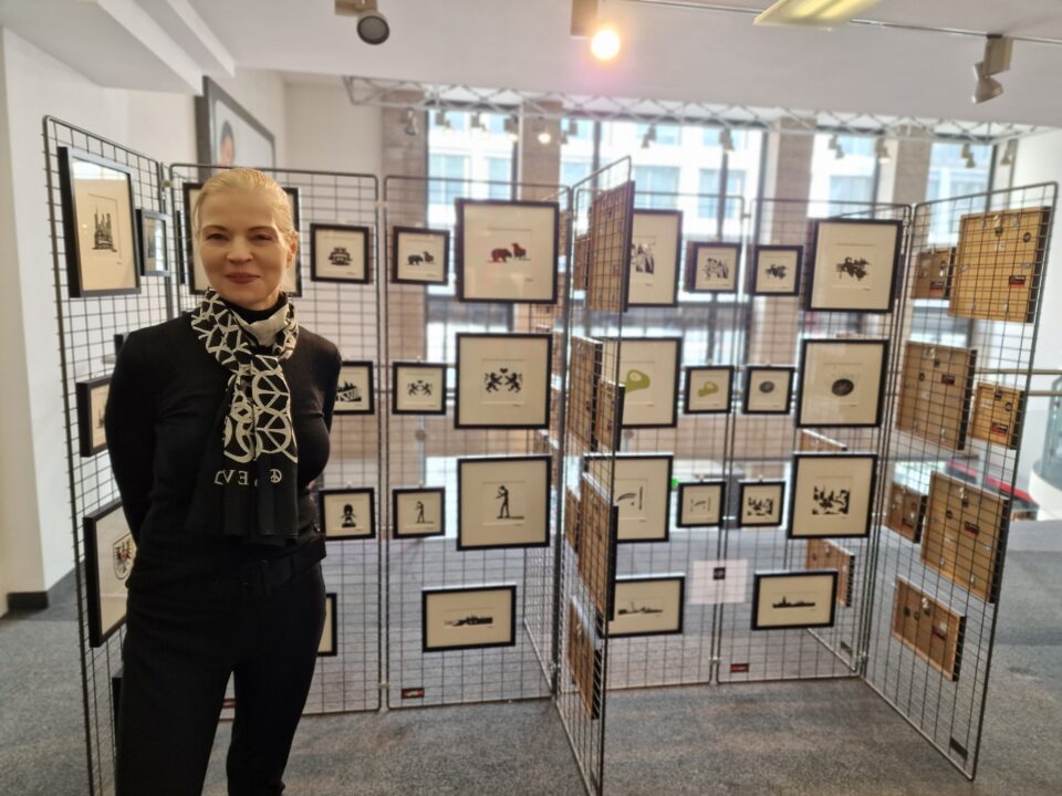 Hugendubel-Ausstellung zeigt unterschiedliche Facetten Frankfurts und Kunst aus Afrika Barbara Hammes, Hugendubel, steht vor Scherenschnitten von Achim Rippberger