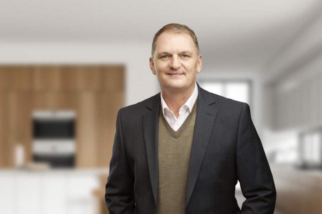 <strong>Wenn es ächzt und kratzt – Immobilienteilverkauf</strong> 1 RWP GF Andreas Mueller stehend immobilie innen raum leer Janes Magazin