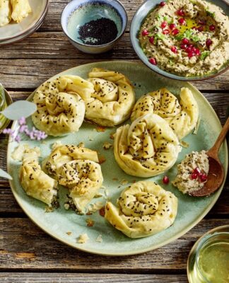 Grafschafter eröffnet die Bärlauch-Saison. Rezept: Spinat-Bärlauch-Börek mit Baba Ganoush (vegan)