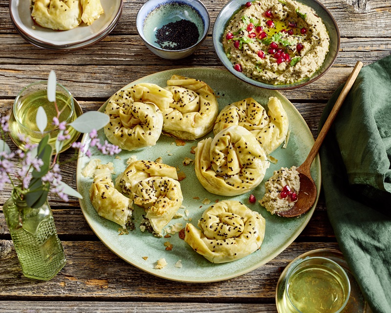 Grafschafter eröffnet die Bärlauch-Saison. Rezept: Spinat-Bärlauch-Börek mit Baba Ganoush (vegan) Spinat-Bärlauch-Böreks mit Baba Ganoush ©Grafschafter