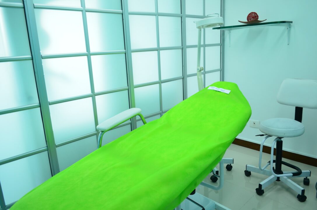 Plastisch-Ästhetische Chirurgie: Brustvergrößerung als individuelle Entscheidung Sprechzimmer Bild von Julio César Velásquez Mejía auf Pixabay