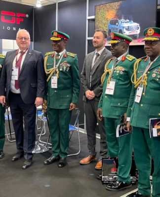 Fred Stoof von Stoof International präsentiert Generalstab aus Nigeria auf der DSEI 2023 Chiba Japan gepanzerte Neuheiten