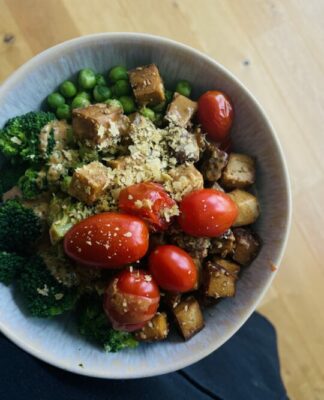 Foto des Tages: Schnelle, gesunde Küche – Glasnudeln, Gemüse, Tofu & Erdnusssoße