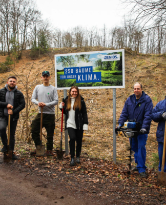DENIOS-Nachwuchs sorgt für Baum-Nachwuchs im Wiehengebirge