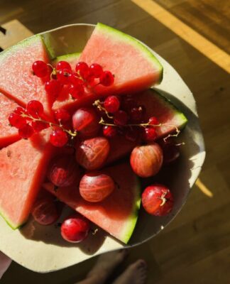 Foto des Tages: Früchte des Sommers. Johannisbeeren, Stachelbeeren, Melone