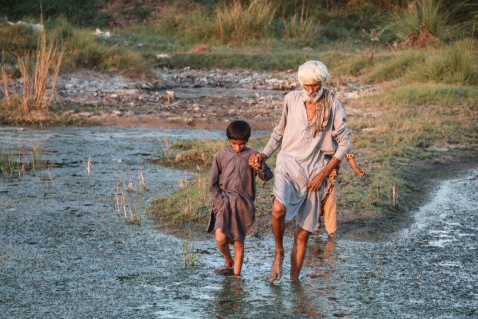 Mehr als 10 Millionen Familien kämpfen auch ein Jahr nach den verheerenden Überschwemmungen in Pakistan Tag für Tag ums Überleben. Von der Katastrophe im Jahr 2022, bei denen außergewöhnlich starke Monsunregenfälle ein Drittel des Landes unter Wasser setzten, waren mehr als 33 Millionen Menschen betroffen. Etwa die Hälfte davon Kinder. Bildrechte: SOS-Kinderdörfer weltweit