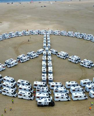 Camper setzen mit Wohnmobilen Zeichen für den Frieden und holen RID-Weltrekord für Peace-Zeichen