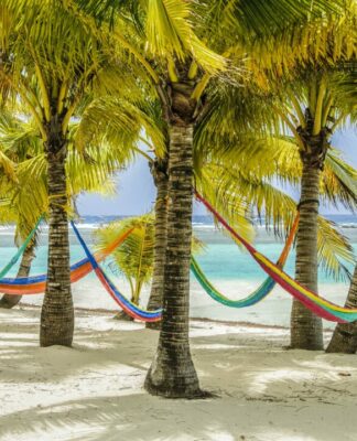 Von der Karibik über Belize bis nach Sardinien: Entspannung und Action in traumhaften Reisezielen