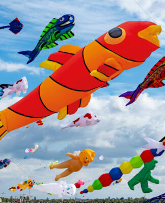 Riesendrachen-Festival: 1.500 Drachen, 12 Kilometer Schnur, 200.000 qm Fläche und Zehntausende Besucher