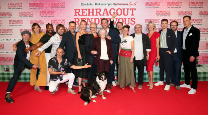Cast und Filmemacher bei der Premiere von REHRAGOUT-RENDEZVOUS am 31. Juli in München. Bildrechte: Constantin Film Verleih Fotograf: Gisela Schober