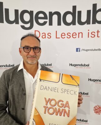 Inside Hugendubel Frankfurt: Die besondere Buchpräsentation von Daniel Speck’s ‚Yoga Town‘