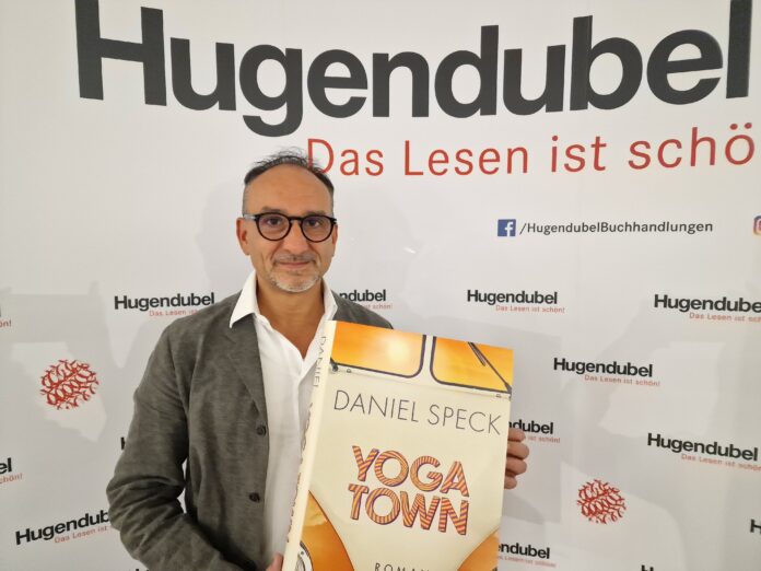 Inside Hugendubel Frankfurt: Die besondere Buchpräsentation von Daniel Speck's 'Yoga Town'