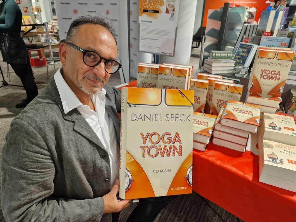 Inside Hugendubel Frankfurt: Die besondere Buchpräsentation von Daniel Speck's 'Yoga Town'