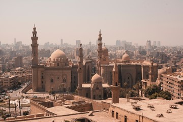 Stadtlandschaft und Tempel in Kairo. Photo by Omar Elsharawy on Unsplash