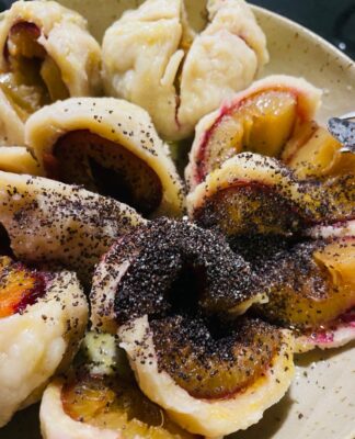 Einfach himmlisch: Wie Sie mit Dinkelmehl die perfekten Pflaumenknödel zaubern