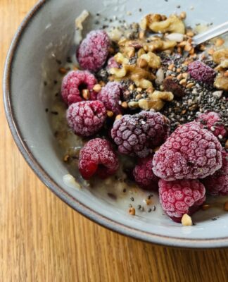 Foto des Tages: Gesunder Start in den Tag mit Vanilleporridge, Beeren & Nüssen