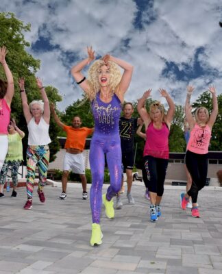 Warum im Zumba-Fitness-Training schreien und klatschen? Ein überraschender gesundheitlicher Vorteil!