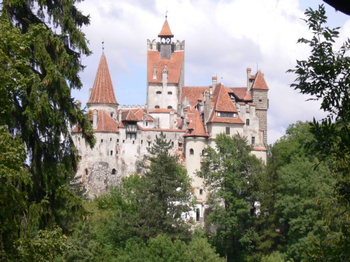 Schloss Bran (ehem. Törzburg) in Rumänien. Die Anlage wird heute als Dracula-Schloss touristisch vermarktet.