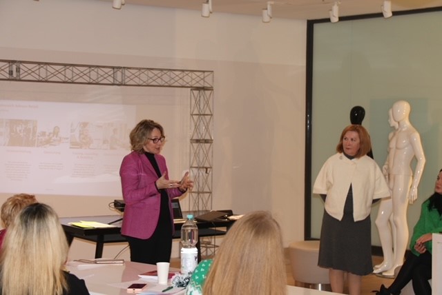 Mit Oxana Abovskaya (rechts) auf der Karriereleiter nach oben: Für Ost-Europäische Frauen in Frankfurt