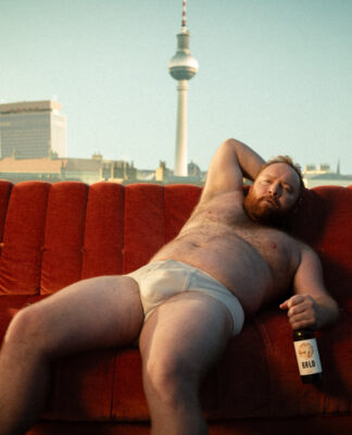 Calvin Klein Parodie von BRLO: Berliner Brauerei erobert die Weltbühne – Jeremy Allen White